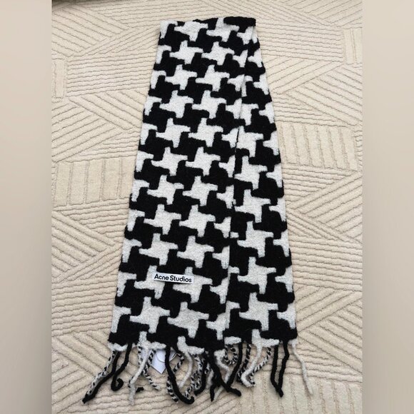 Acne Studios houndstooth-pattern knitted scarf - Picture 5 of 8